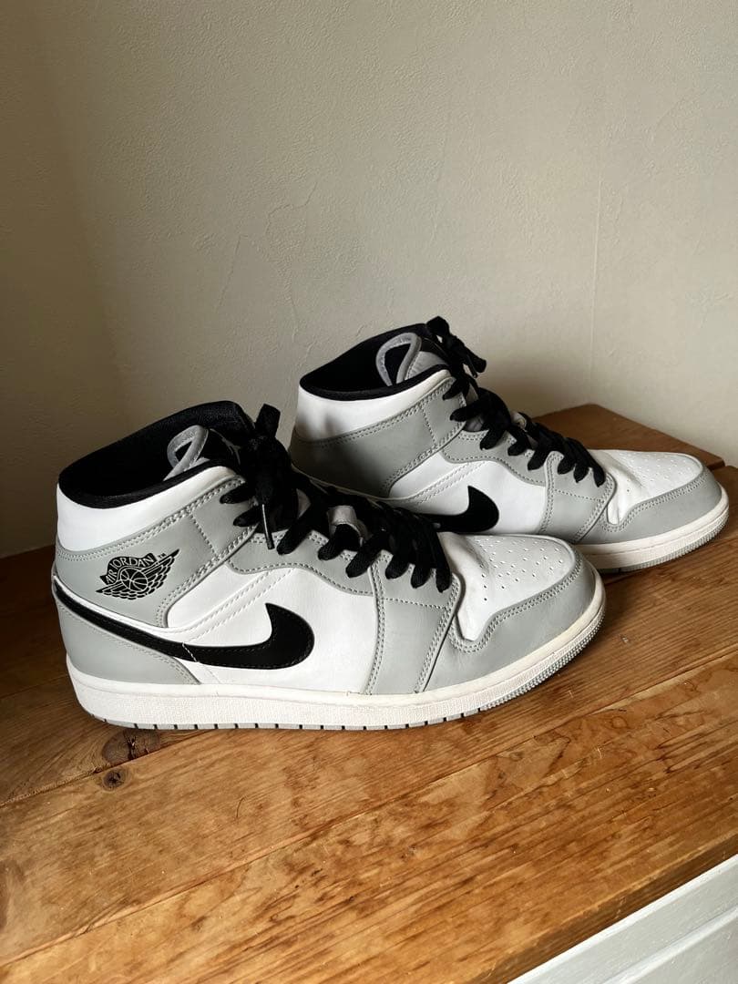 Nike Air Jordan 1 Mid ライトスモークグレーホワイト