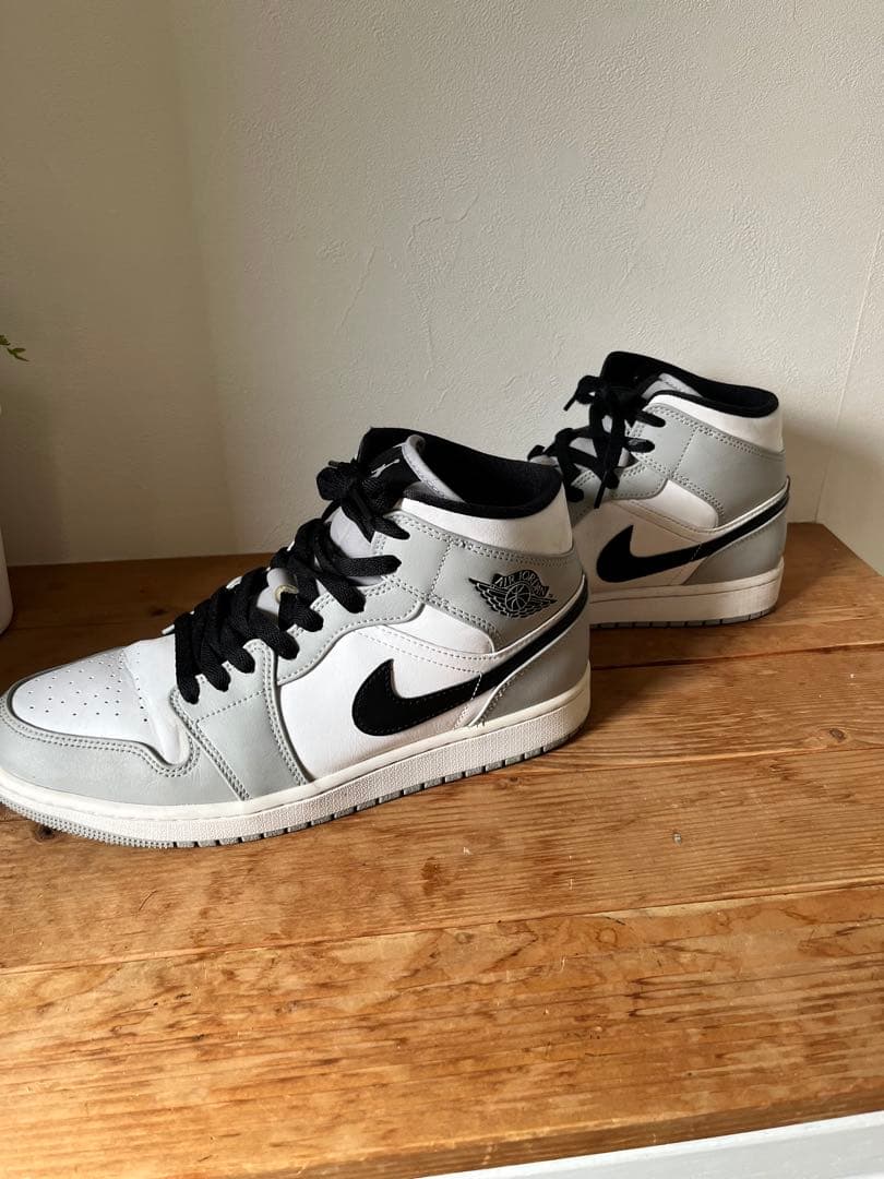 Nike Air Jordan 1 Mid ライトスモークグレーホワイト