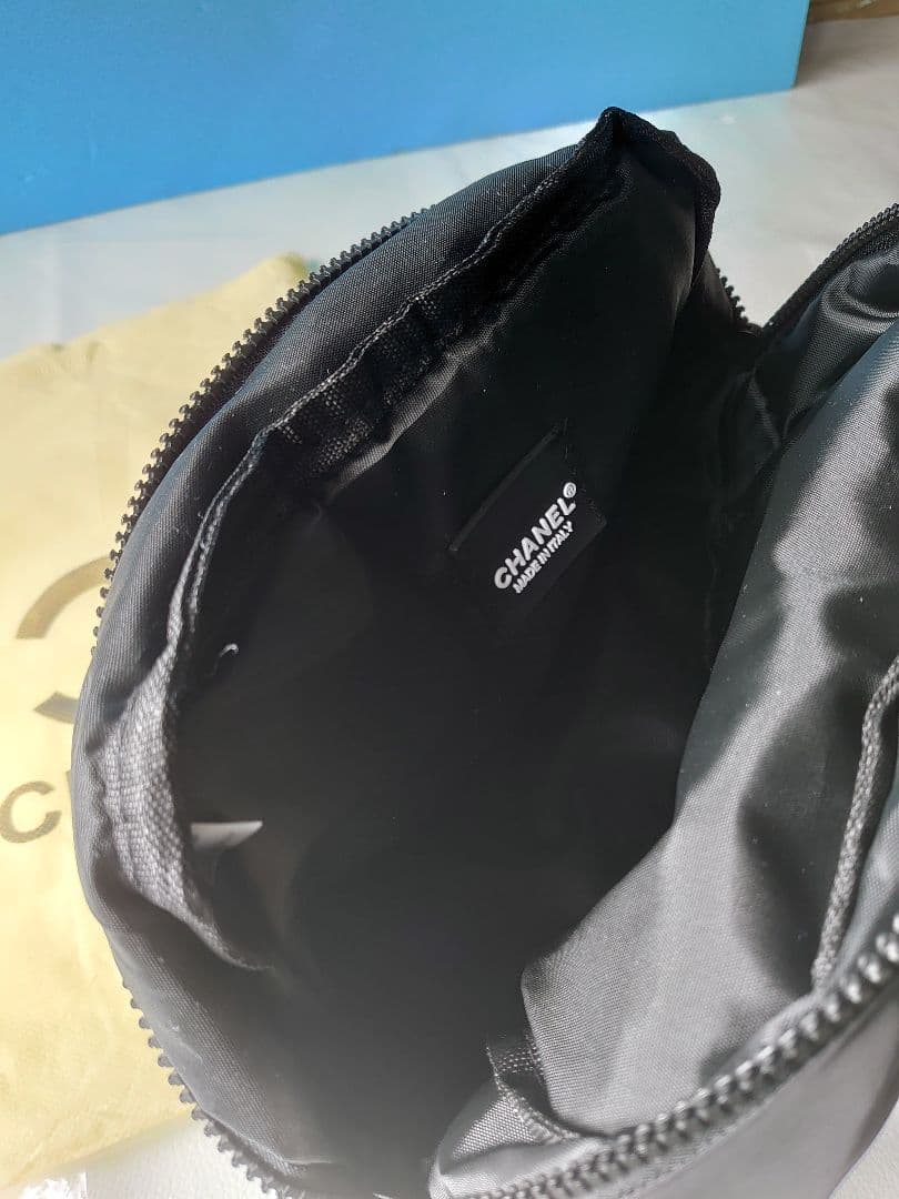 CHANEL　ノベルティ　ジッパー可愛いココマーク 　ブラックバッグ　チャーム付