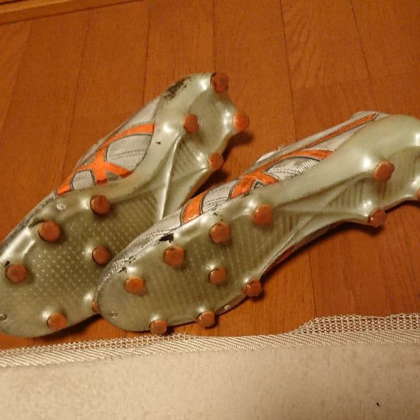 サッカースパイク アシックス