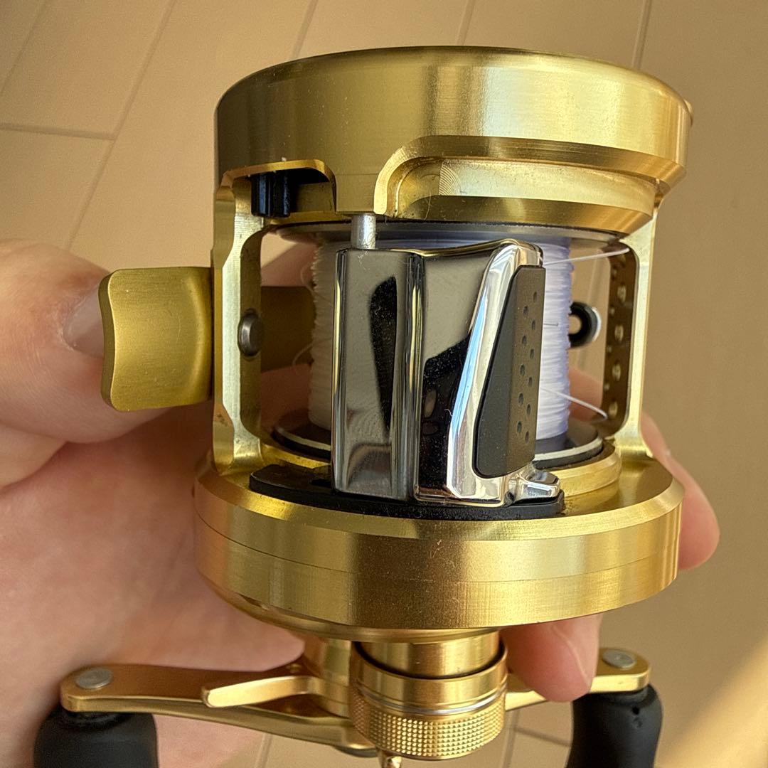 SHIMANO カルカッタコンクエスト200 ベイトリール ゴールド