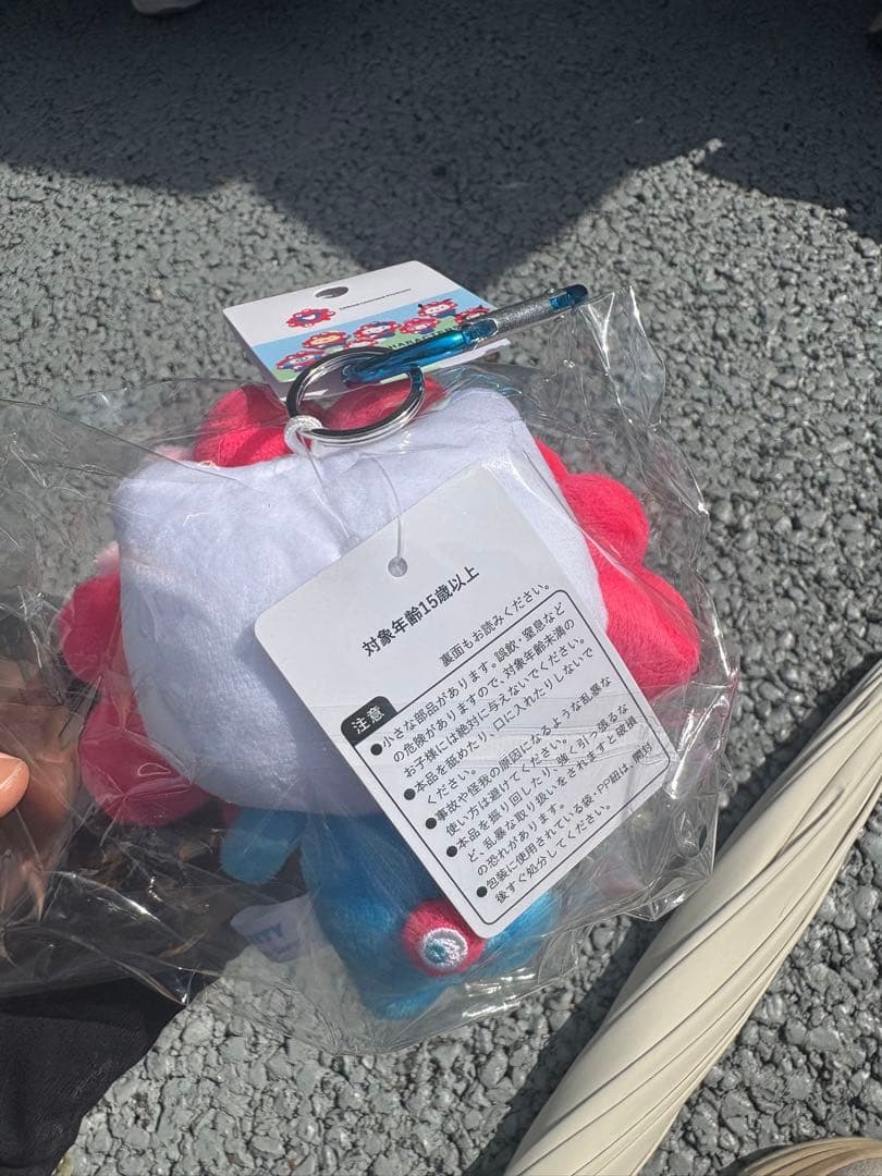 関西万博　サンリオ　ミャクミャクなりきりハローキティ　カラビナ付