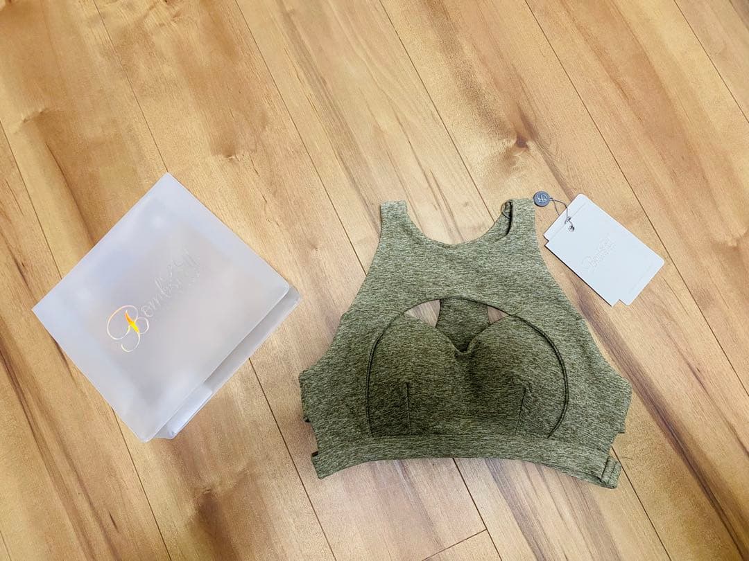 Bombshell Sportswear ボムシェル　新作　トップス