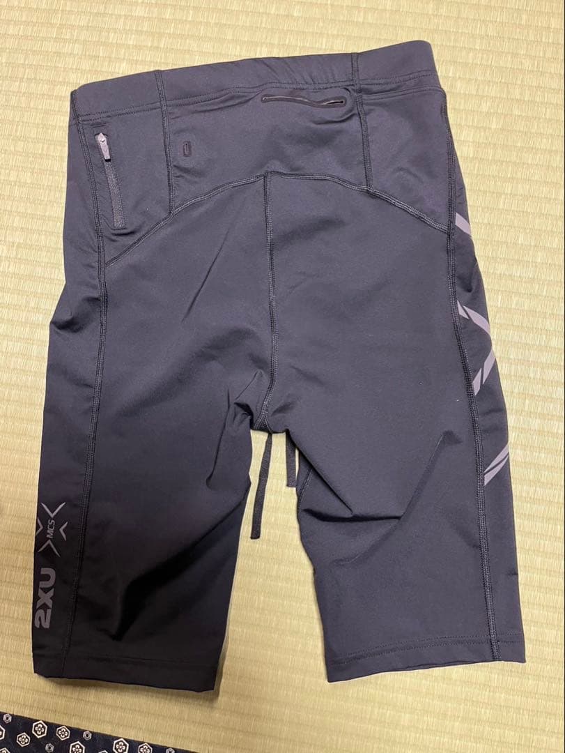 黒い陸上用パンツ 2XU