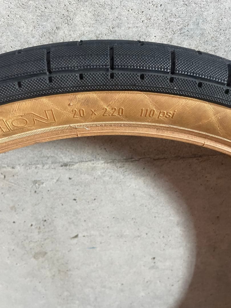 bmx タイヤ　20インチ　デモリションモーメンタムタイヤ