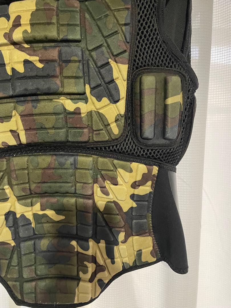 鎧　ヨロイ迷彩プロテクター　Lサイズ　使用少ない