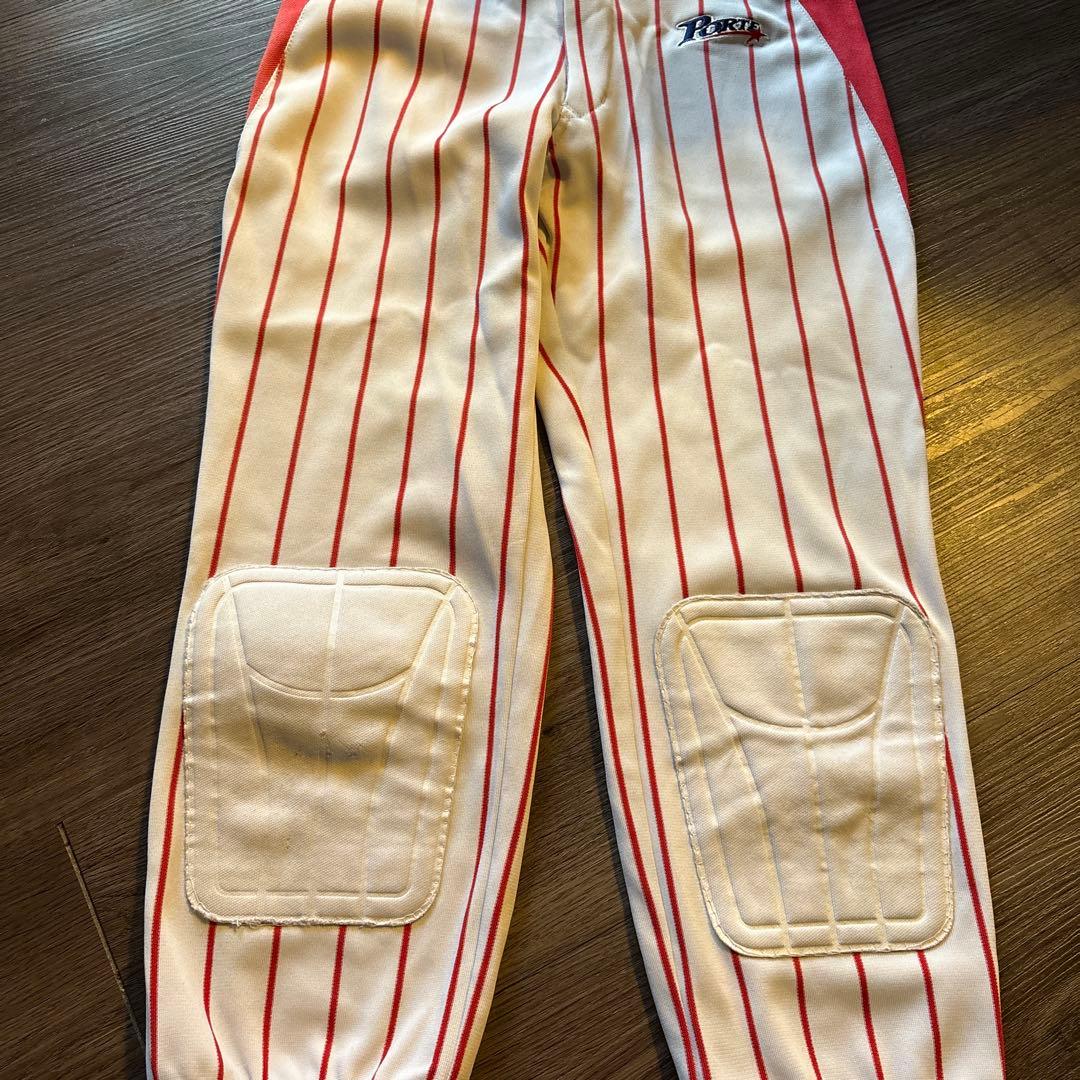 赤いチームロゴ入りユニフォームセット