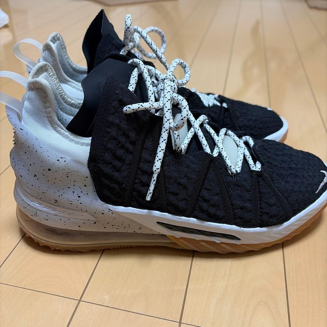 Nike バスケットボールシューズ ブラック/ホワイト　レブロン18