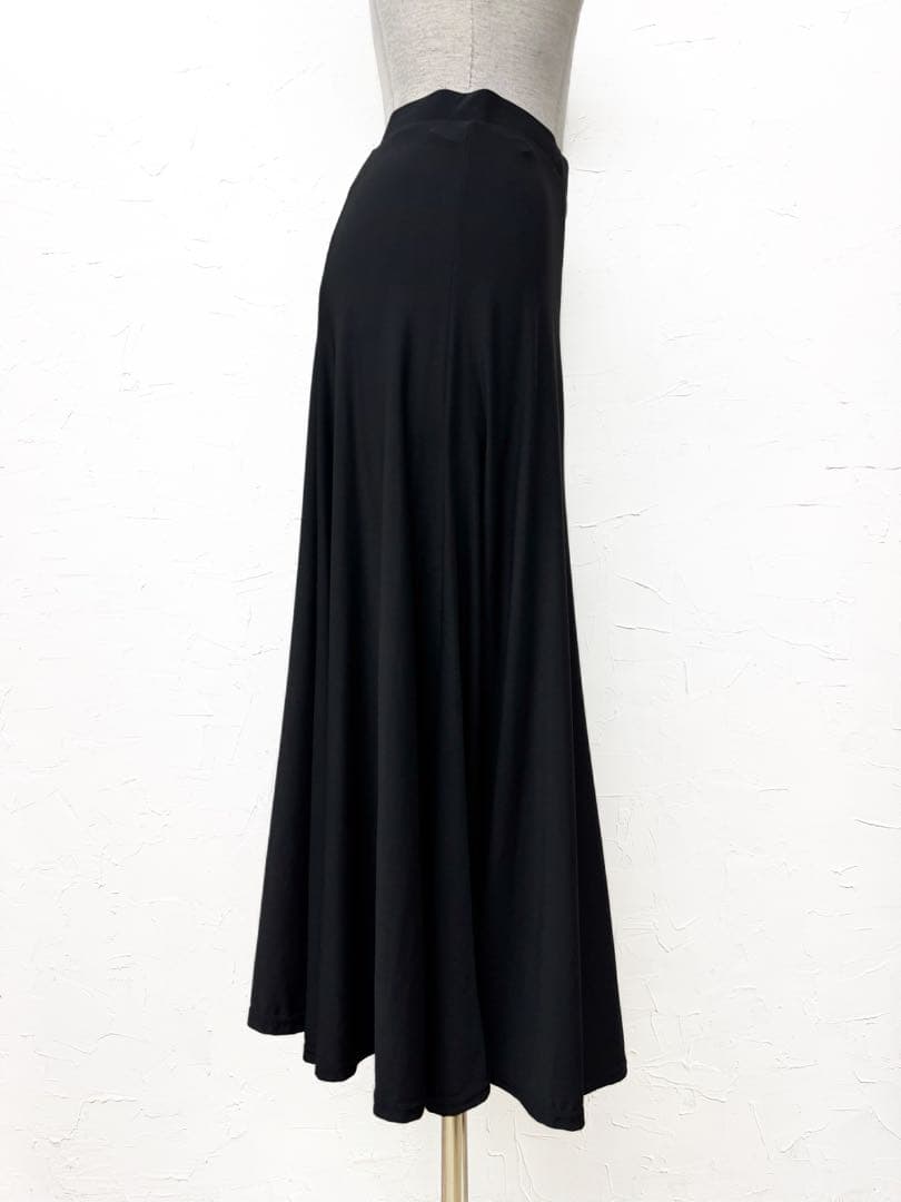 【アクセント】新品　切替えブルー花柄ロングスカート　黒　b901