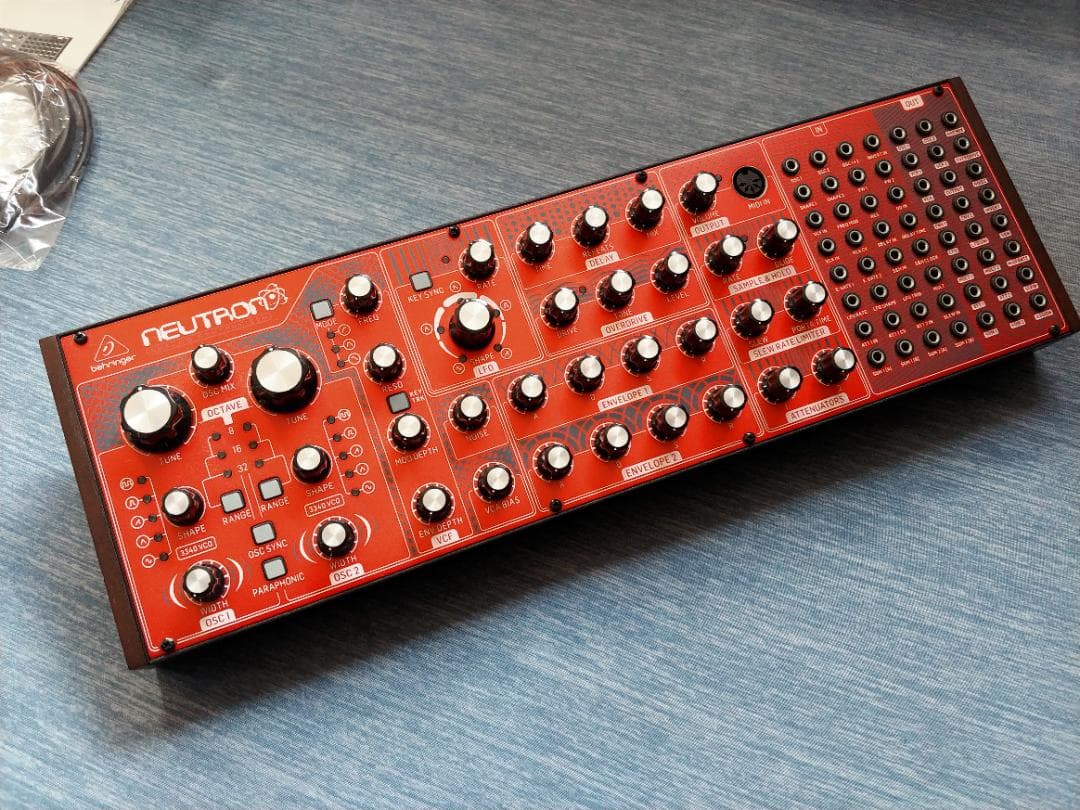 Behringer NEUTRON アナログシンセサイザー / セミモジュラー