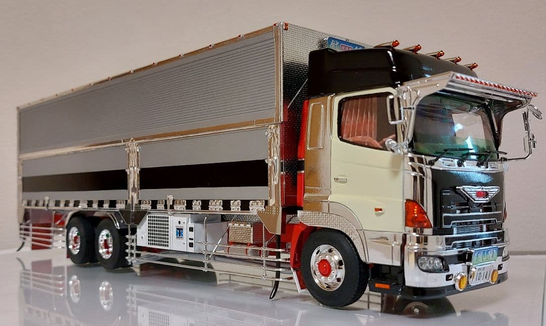 デコトラ アオシマ1/32 日野プロフィア 造りボディー キャブ2個セット完成品