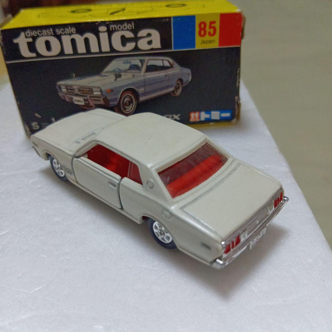 トミカ黒箱　日産グロリア 2000 GX 1/65　日本製　白色　旧ホイールです