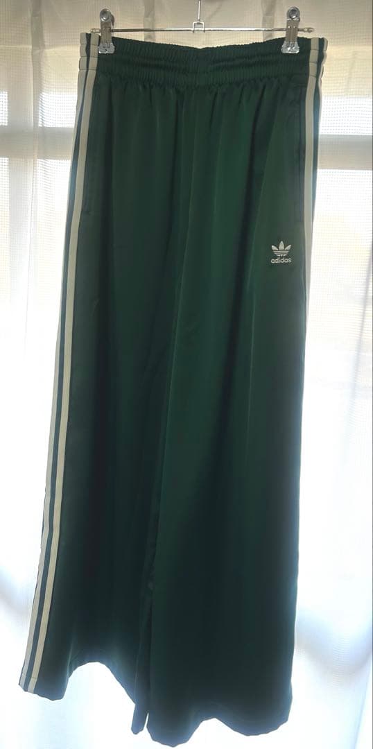 adidas ジャージパンツ　サテン ワイドレッグ トラックパンツ