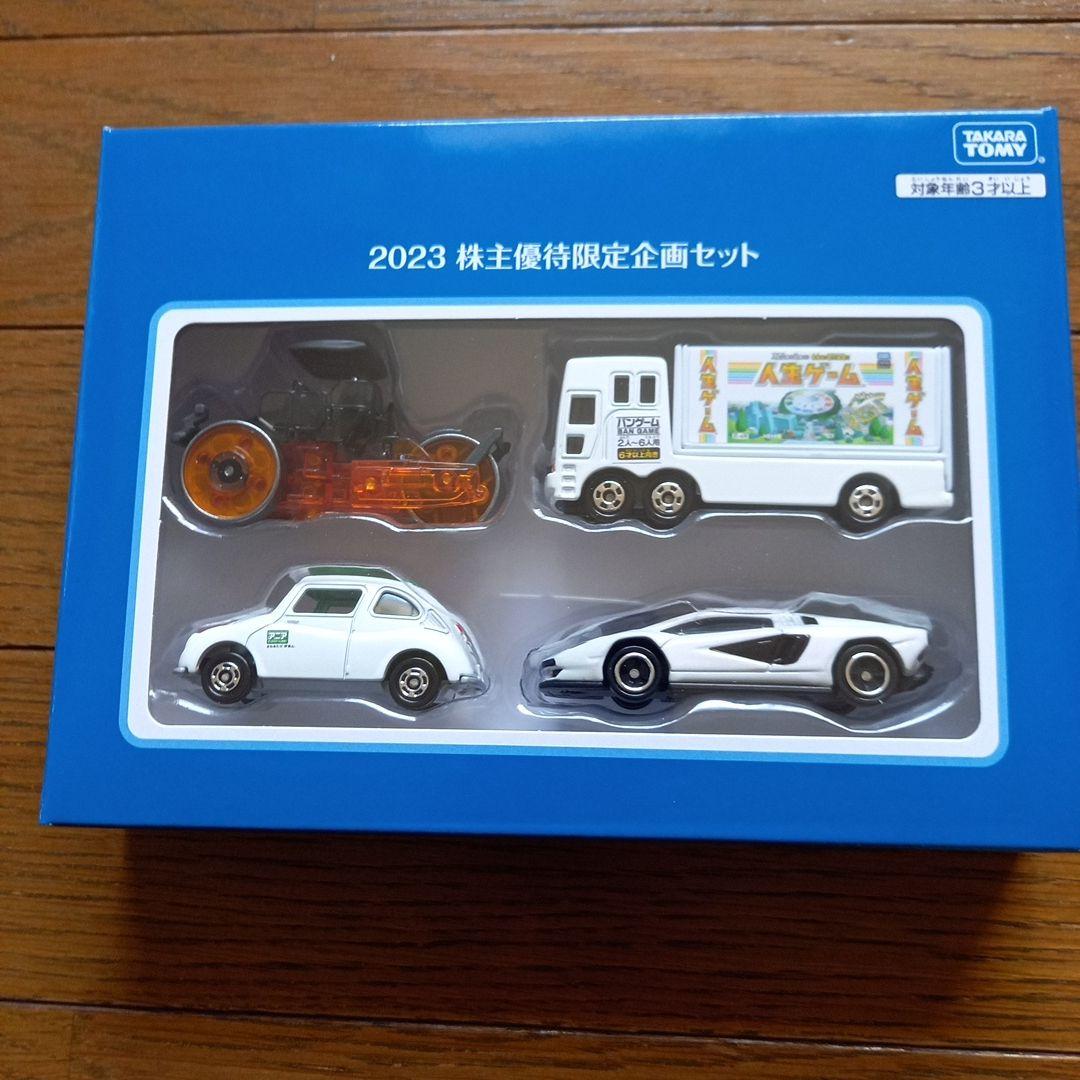 トミカ　24台