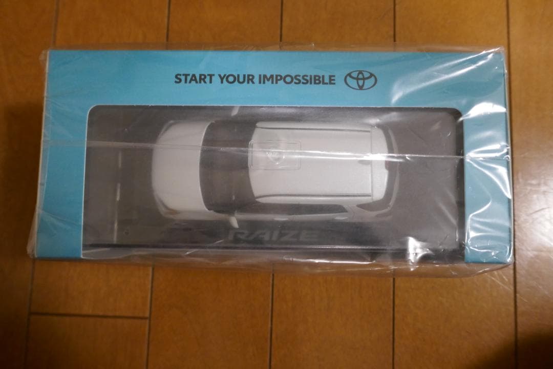 トヨタ RAIZE ライズ ミニカー　１/30スケール　非売品