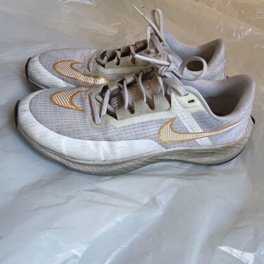 使い終わった女子用 Nike シューズ ホワイト/ゴールド