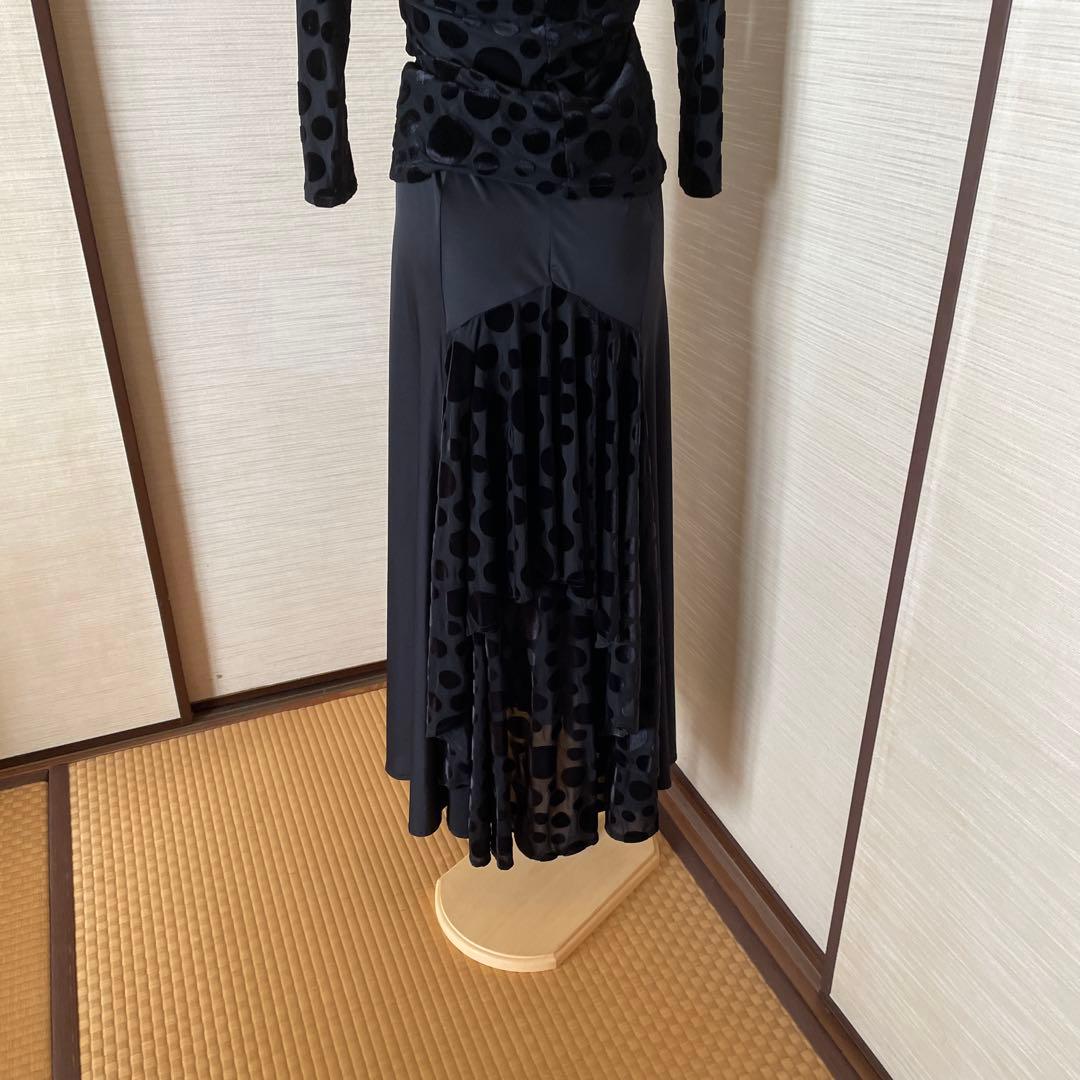 黒の水玉模様スカート