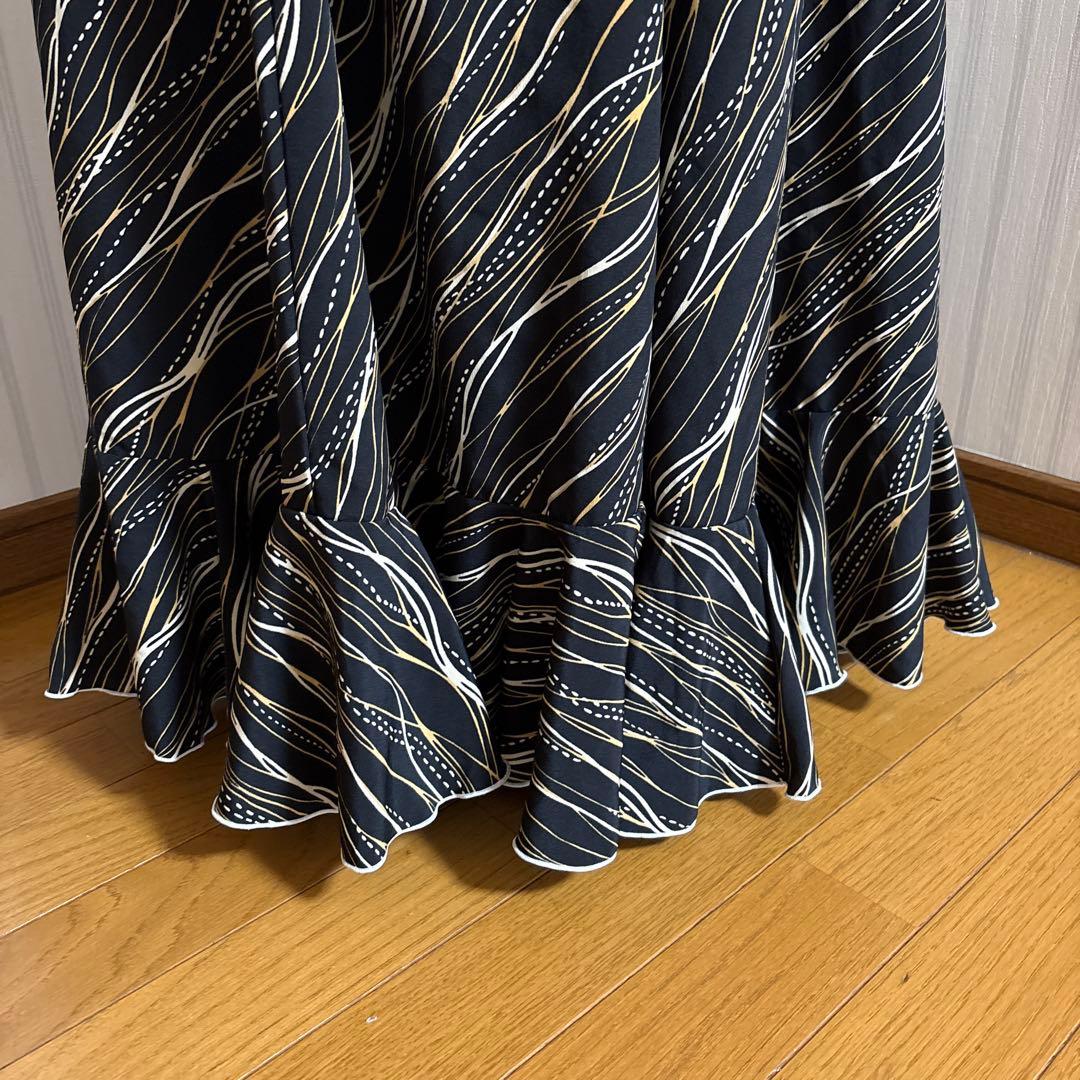 フラメンコ ファルダ　黒と白の波模様