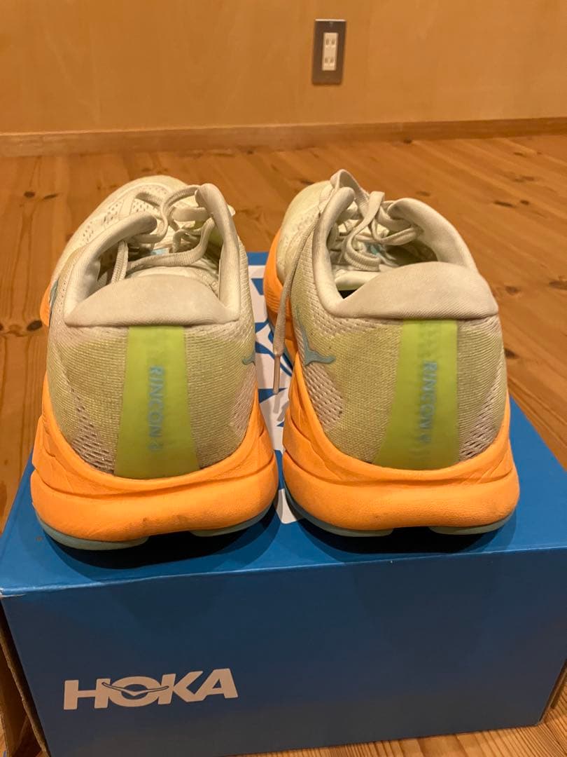 HOKA ランニングシューズ クリーム/オレンジ