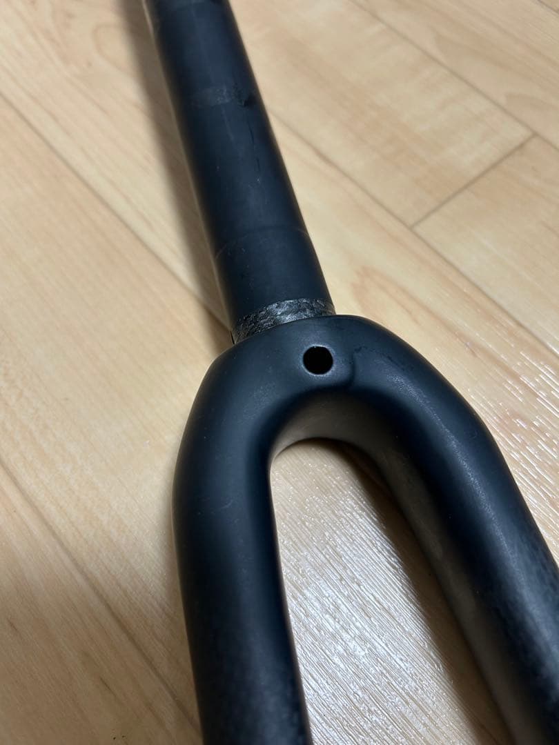 カーボンファイバー ブラック フロントフォーク
