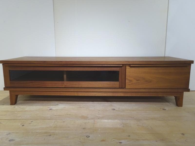 ウォールナット 天然木を使用した上質な質感のテレビボード W1530mm