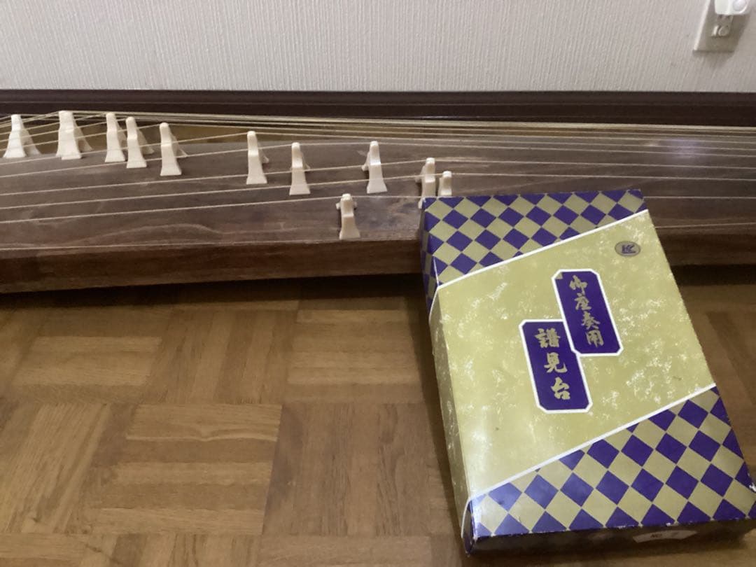 【良品】お琴 13弦 すだれ彫り 木製 譜見台 調子笛 爪琴柱・ソフトケース付き