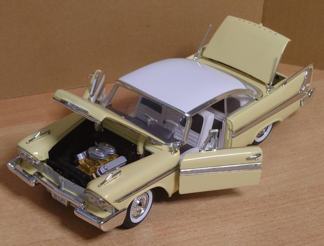 1/18 プリムスフューリー 1958 ライトイエロー ダイキャスト製ミニカー