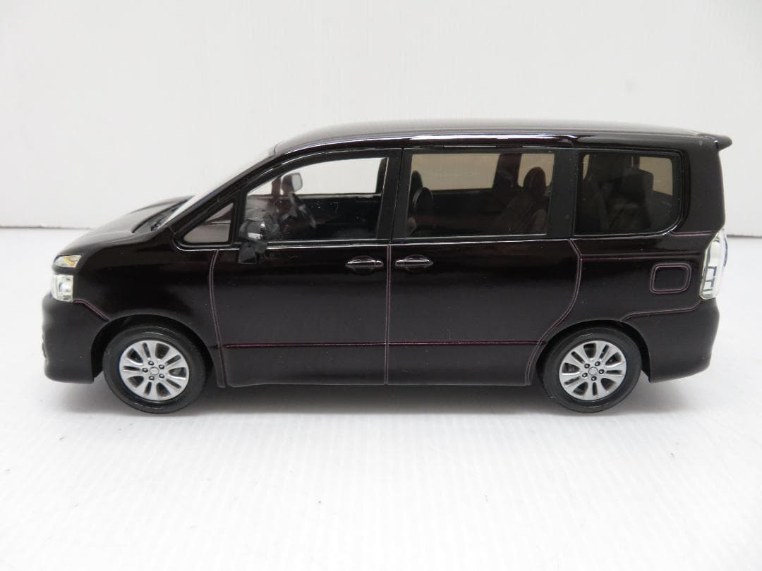 トヨタ ヴォクシー カラーサンプル ミニカー ボルドーマイカメタリック 非売品