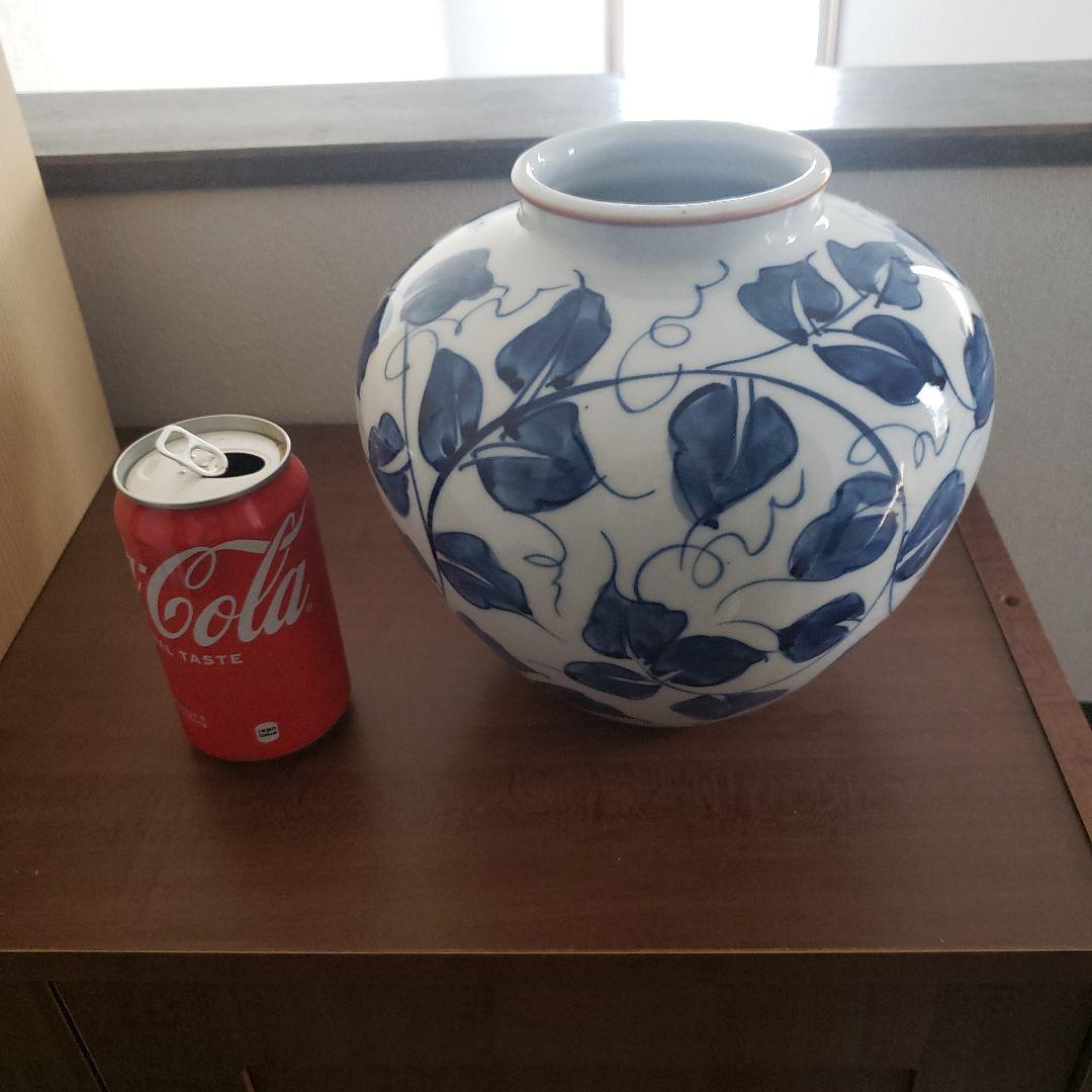 青い葉模様の陶磁器花瓶