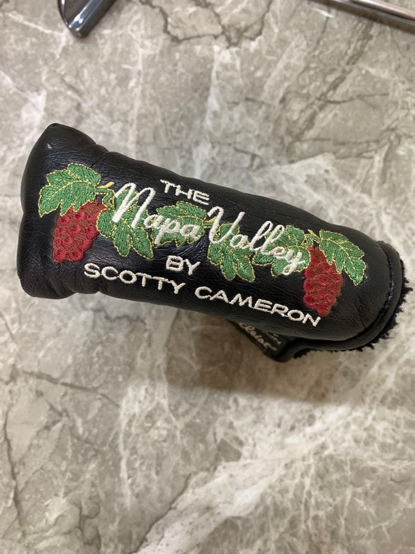Scotty Cameronナパ　限定パター　グレープ刺繍のカバー付き