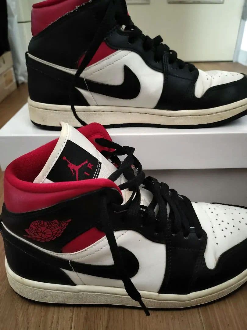 Nike Air Jordan 1 MIDブラック/ホワイト/レッド箱付き