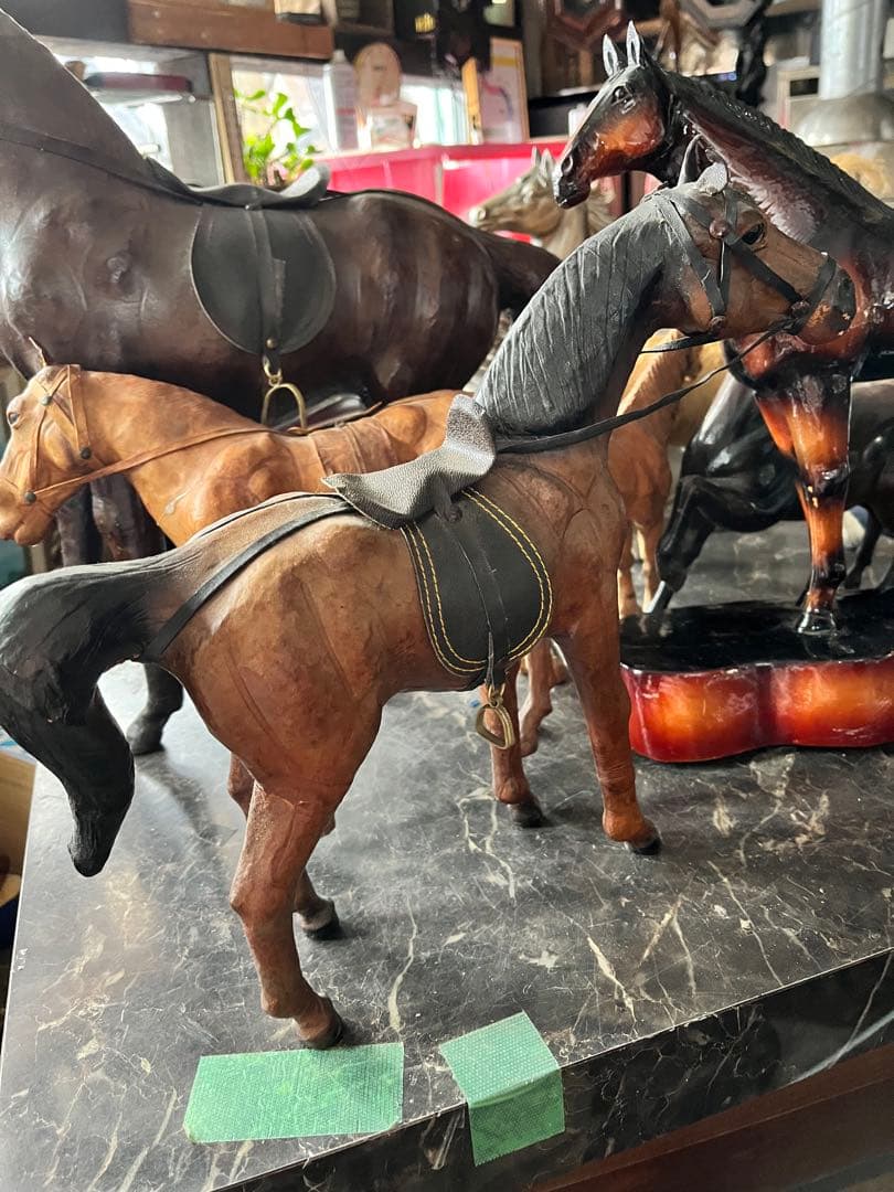 レザーホース、 革製の馬の置き物 馬の置き物、 鞍付きレザーホース、 馬の置き物