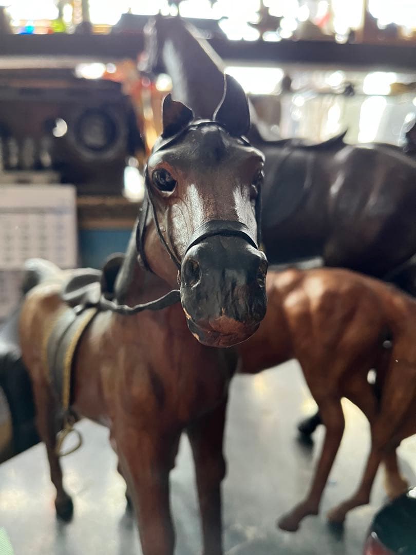 レザーホース、 革製の馬の置き物 馬の置き物、 鞍付きレザーホース、 馬の置き物