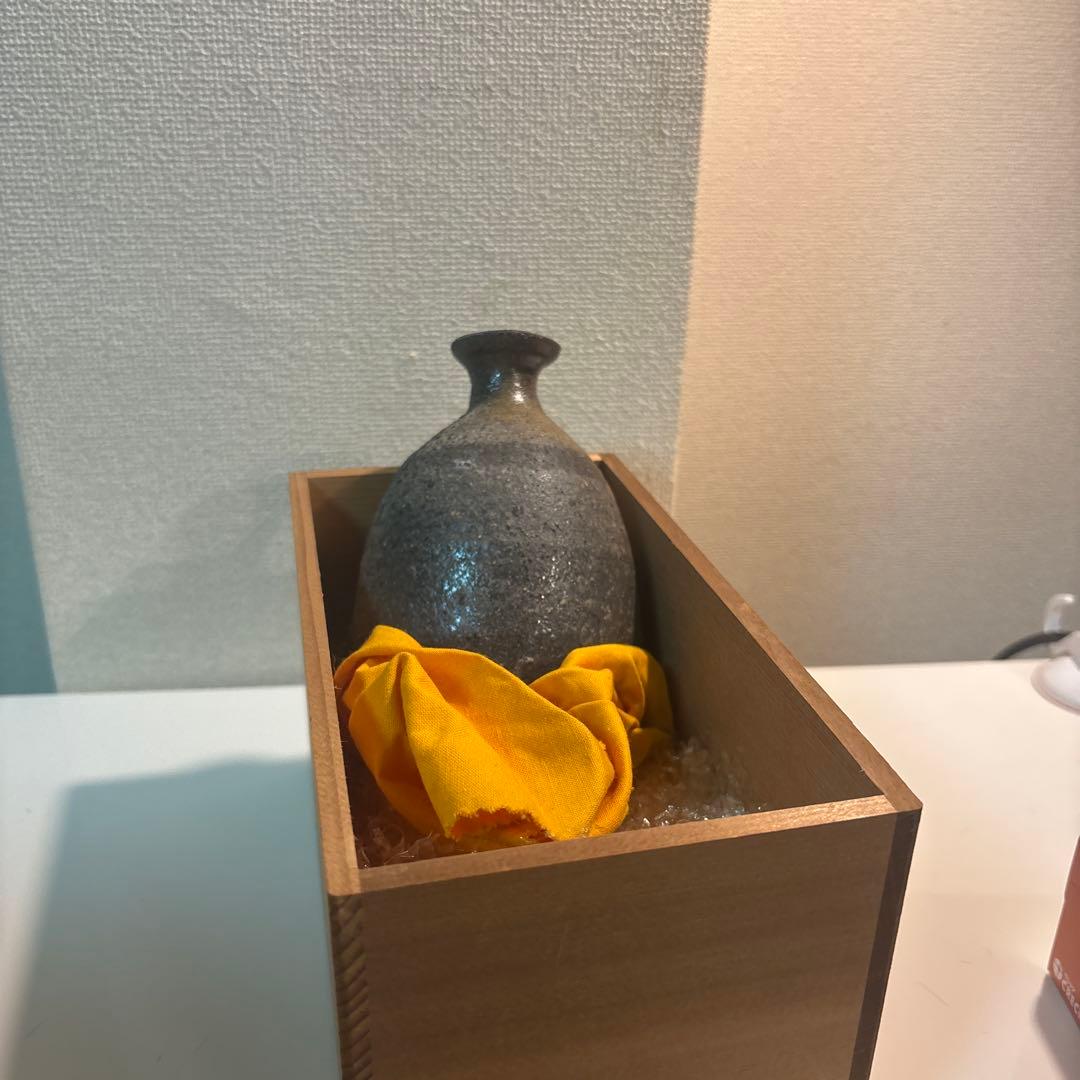 黒色陶器瓶 木箱付き