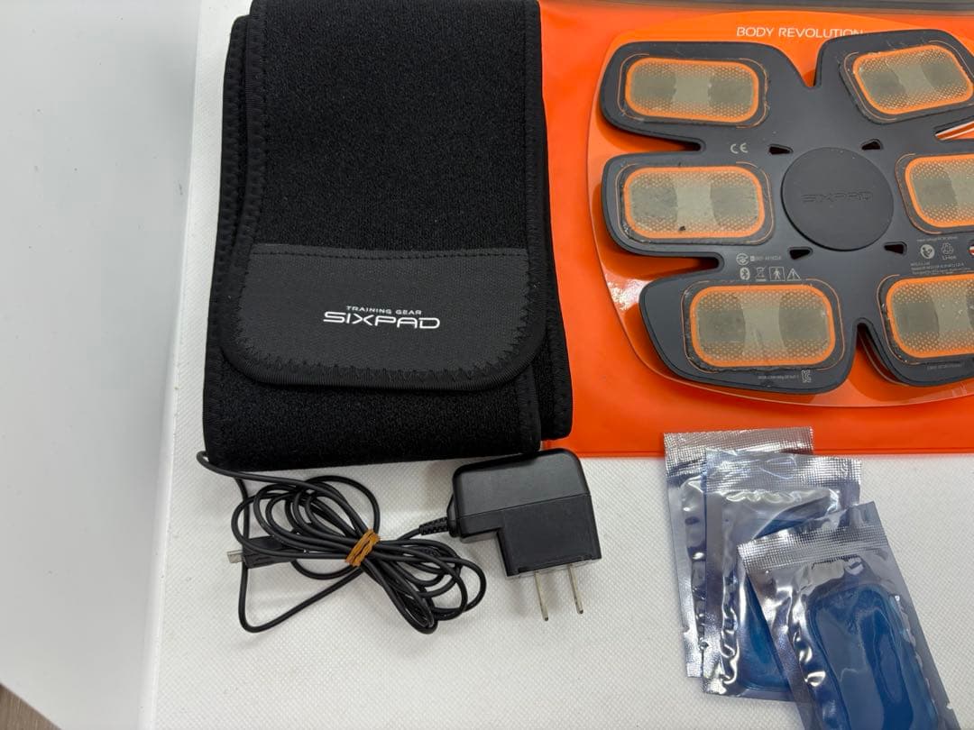 【月末限定大セール】【美品】充電式　新品ジェル付SIXPAD アブズフィット2