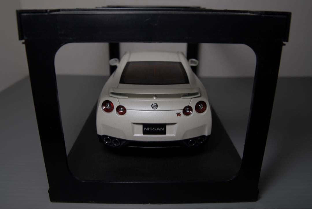 オートアート 日産 35 GTR 白 1/18 ミニカー