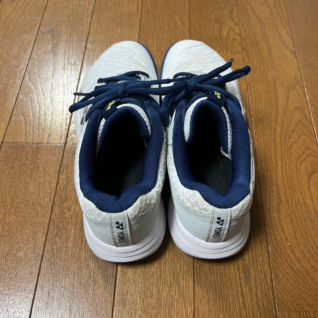 バドミントンシューズ ホワイト　ネイビー　ヨネックス　カスケードアクセル