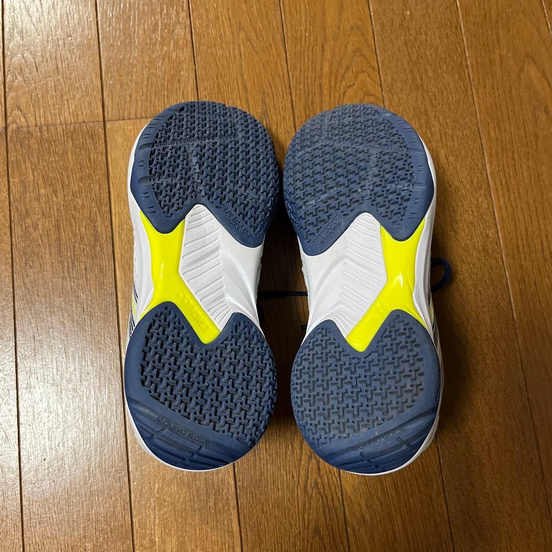 バドミントンシューズ ホワイト　ネイビー　ヨネックス　カスケードアクセル