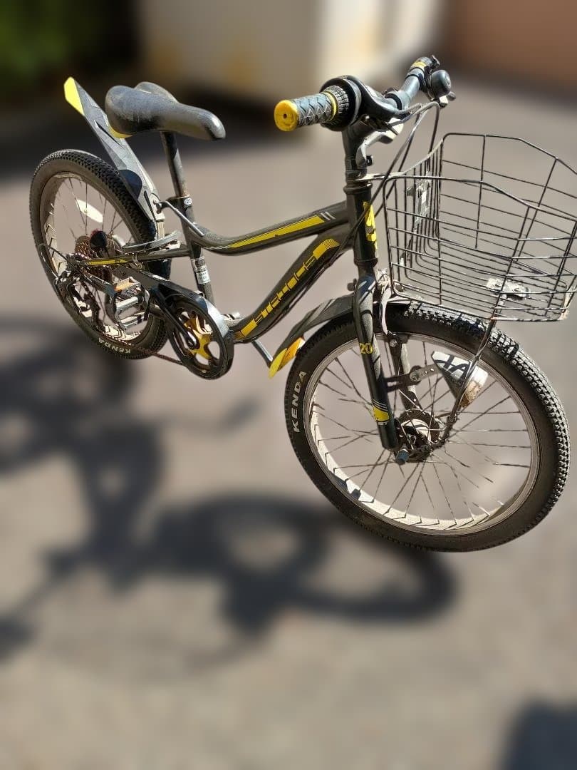 子供用自転車 黒と黄色 カゴ付き