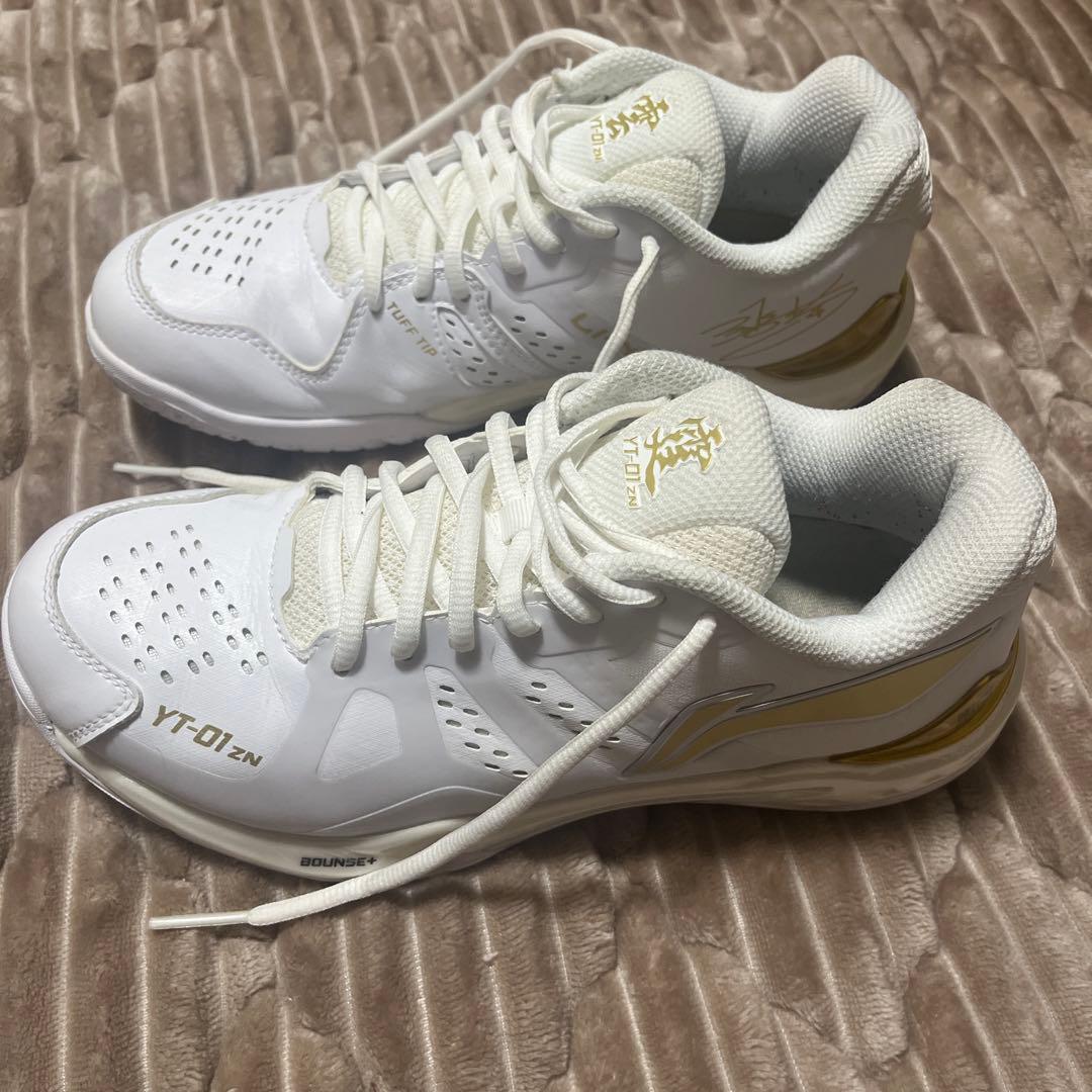 ねこ様【美品】LI-NING バドミントンシューズ AYAS036 24.5cm