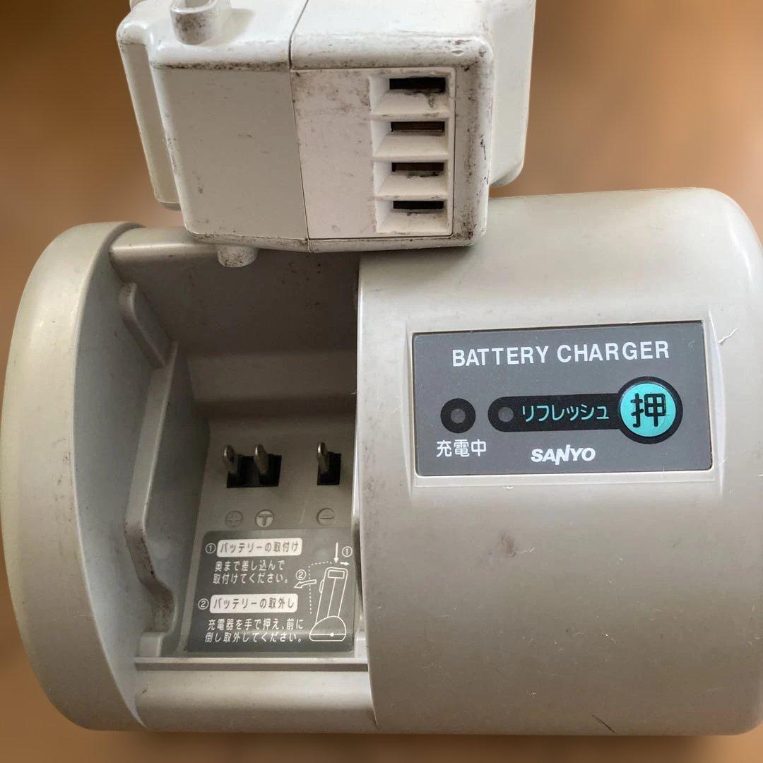 サンヨー充電器　CY-PAA4 バッテリー付属します