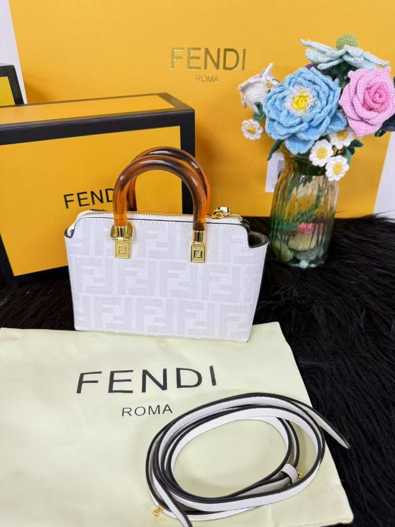 即日発送 FENDI ロゴプリント ミニハンドバッグ