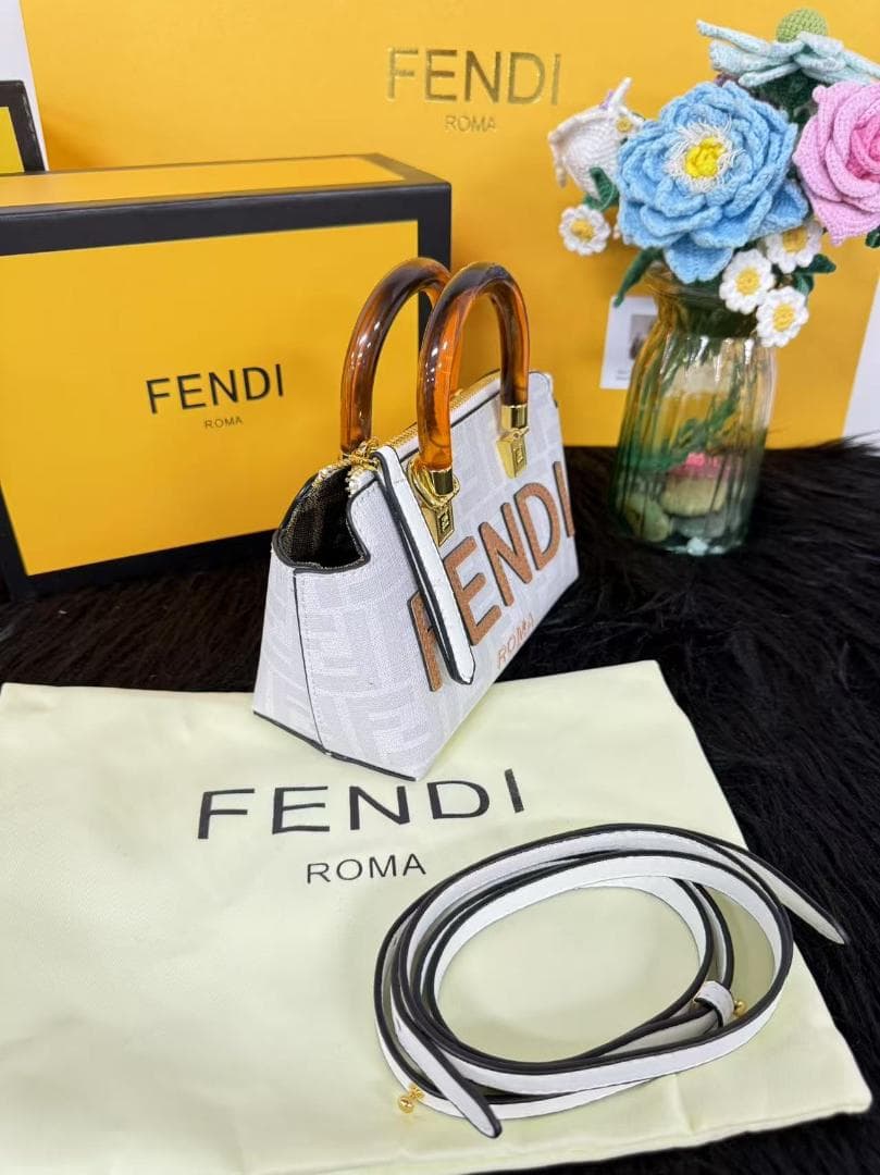即日発送 FENDI ロゴプリント ミニハンドバッグ