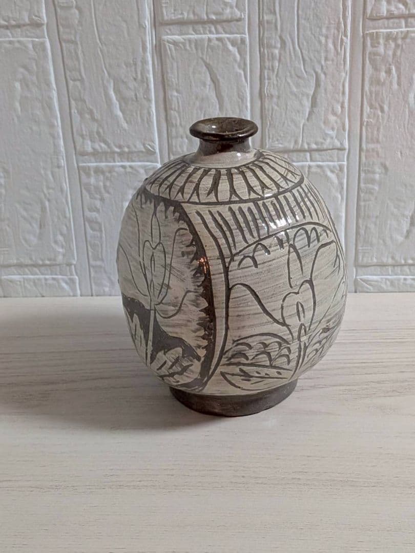 李朝？　粉青沙器　扁壺　牡丹文様　花器　花瓶　一輪挿し