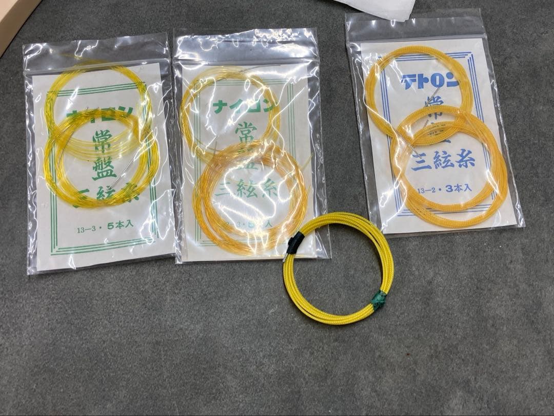 ①三味線 本体 伝統的和柄装飾付き 和楽器 付属品各種 ハードケース付