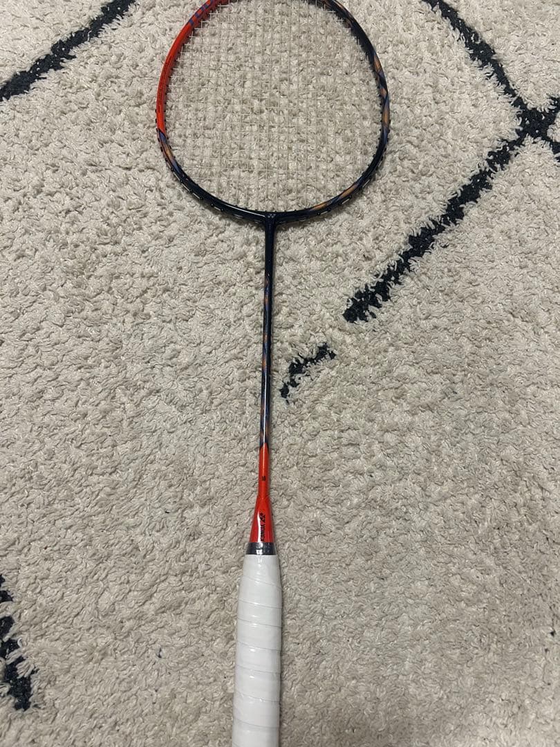 バドミントンラケット　YONEX ASTROX77ツアー　4UG5