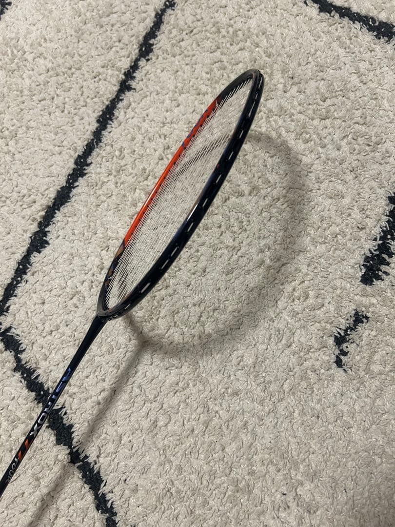 バドミントンラケット　YONEX ASTROX77ツアー　4UG5