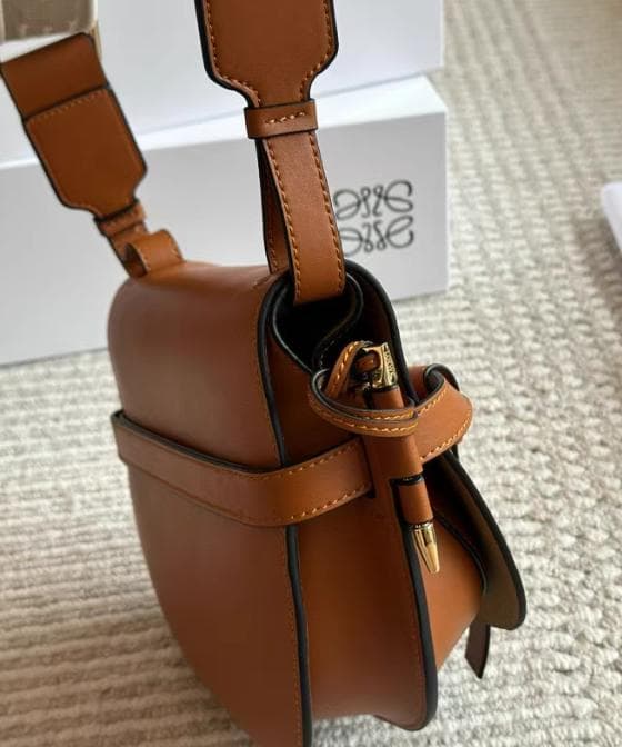Loewe ~ブラウンレザー クロスボディバッグ