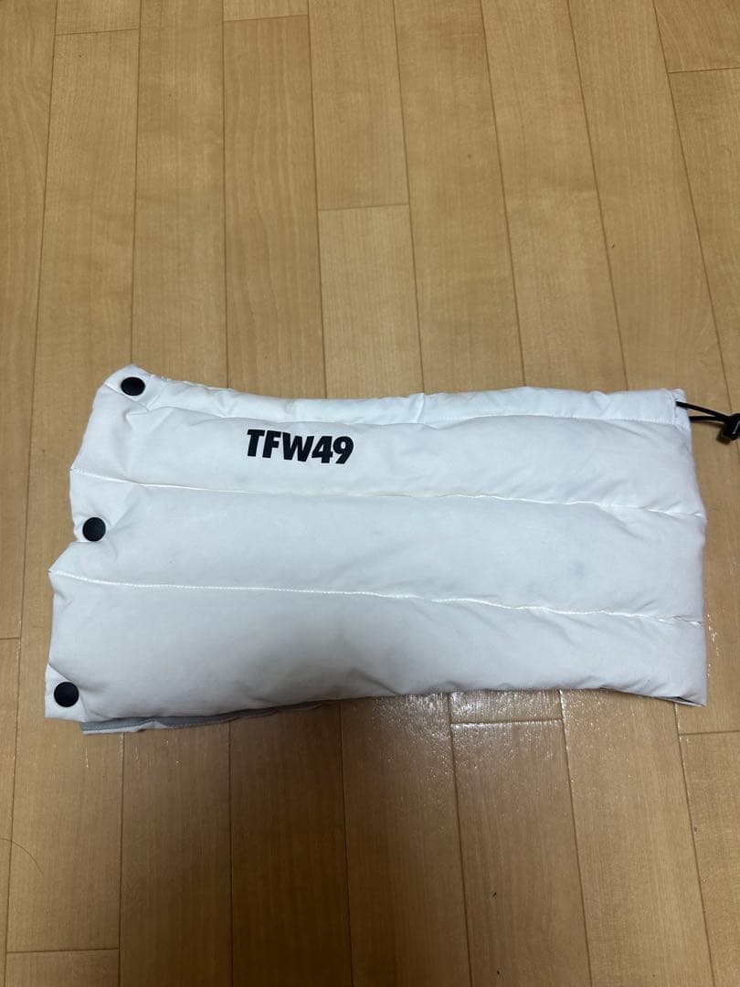 【超美品】TFW49 ティーエフダブリューネックウォーマーホワイト黒ロゴプリント