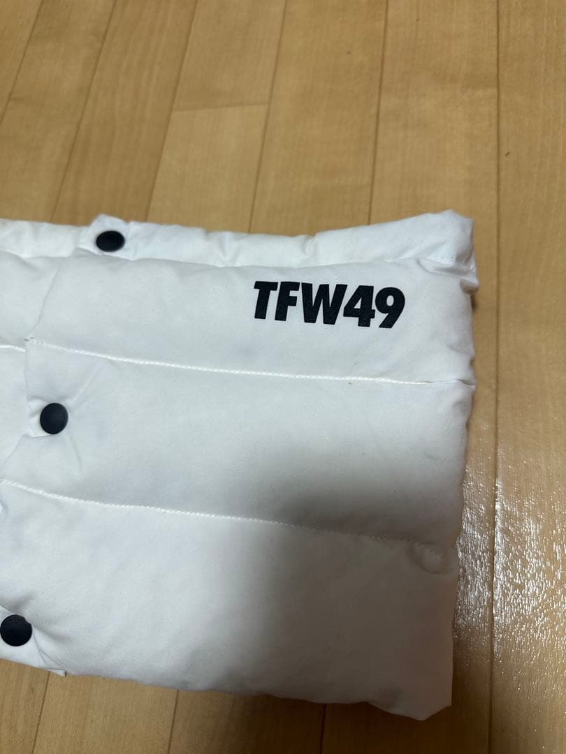 【超美品】TFW49 ティーエフダブリューネックウォーマーホワイト黒ロゴプリント